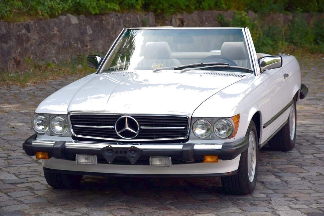 Mercedes R107 in stilvoller Garage
