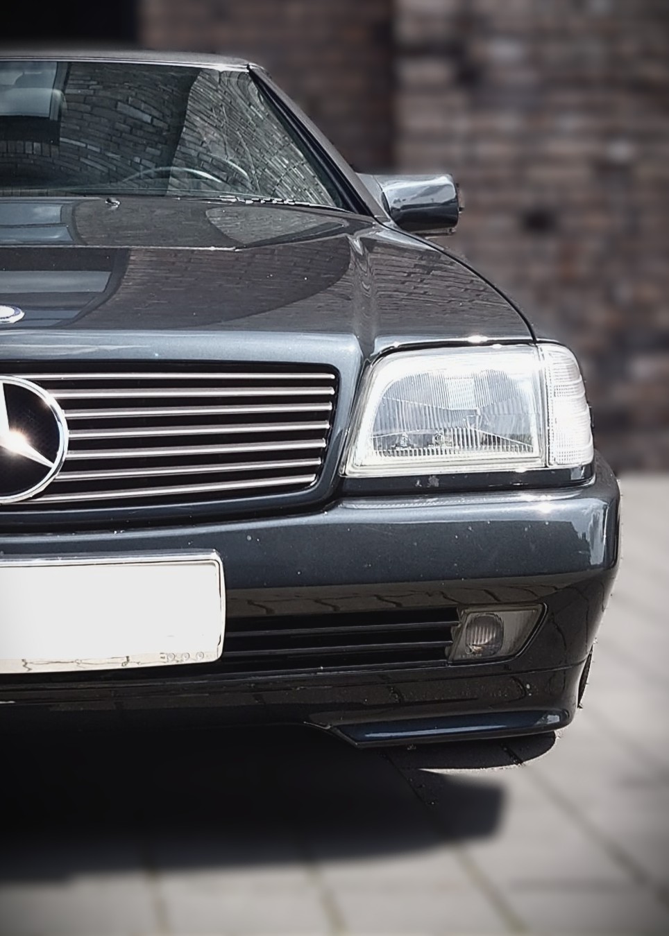 Mercedes R129 bei Nachtbeleuchtung