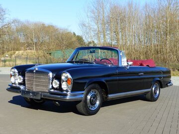 Klassischer Mercedes SL R107 in eleganter Umgebung