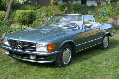 Klassischer Mercedes SL R107 in eleganter Umgebung