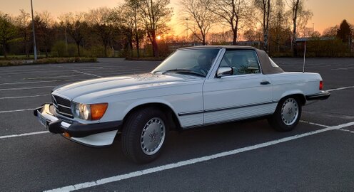 Klassischer Mercedes SL R107 in eleganter Umgebung