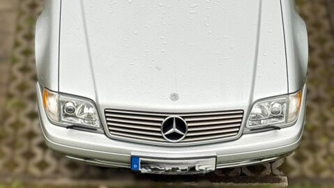 Klassischer Mercedes SL R107 in eleganter Umgebung