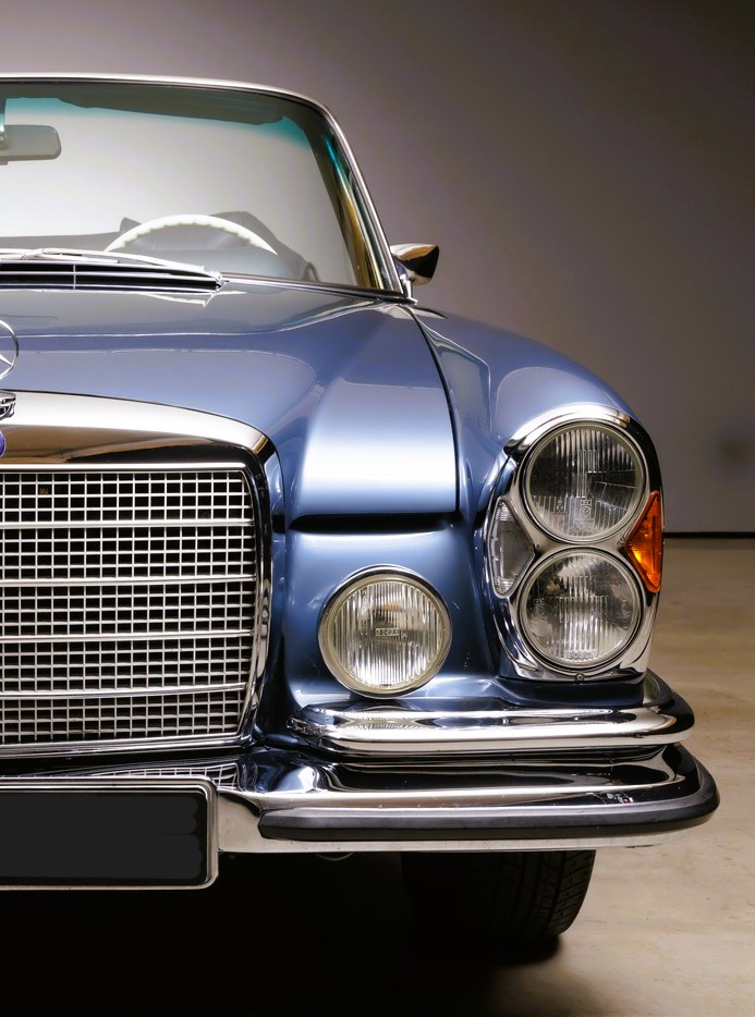 Verschiedene klassische Automobile in einer Halle