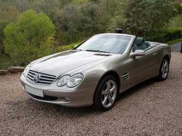Klassischer Mercedes SL R107 in eleganter Umgebung