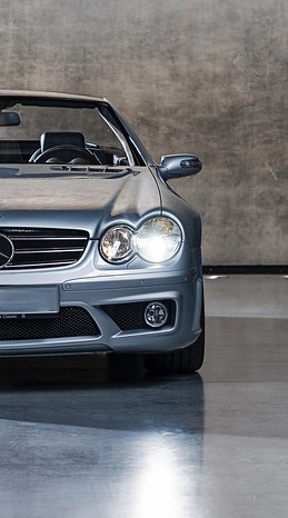 Mercedes R129 bei Nachtbeleuchtung